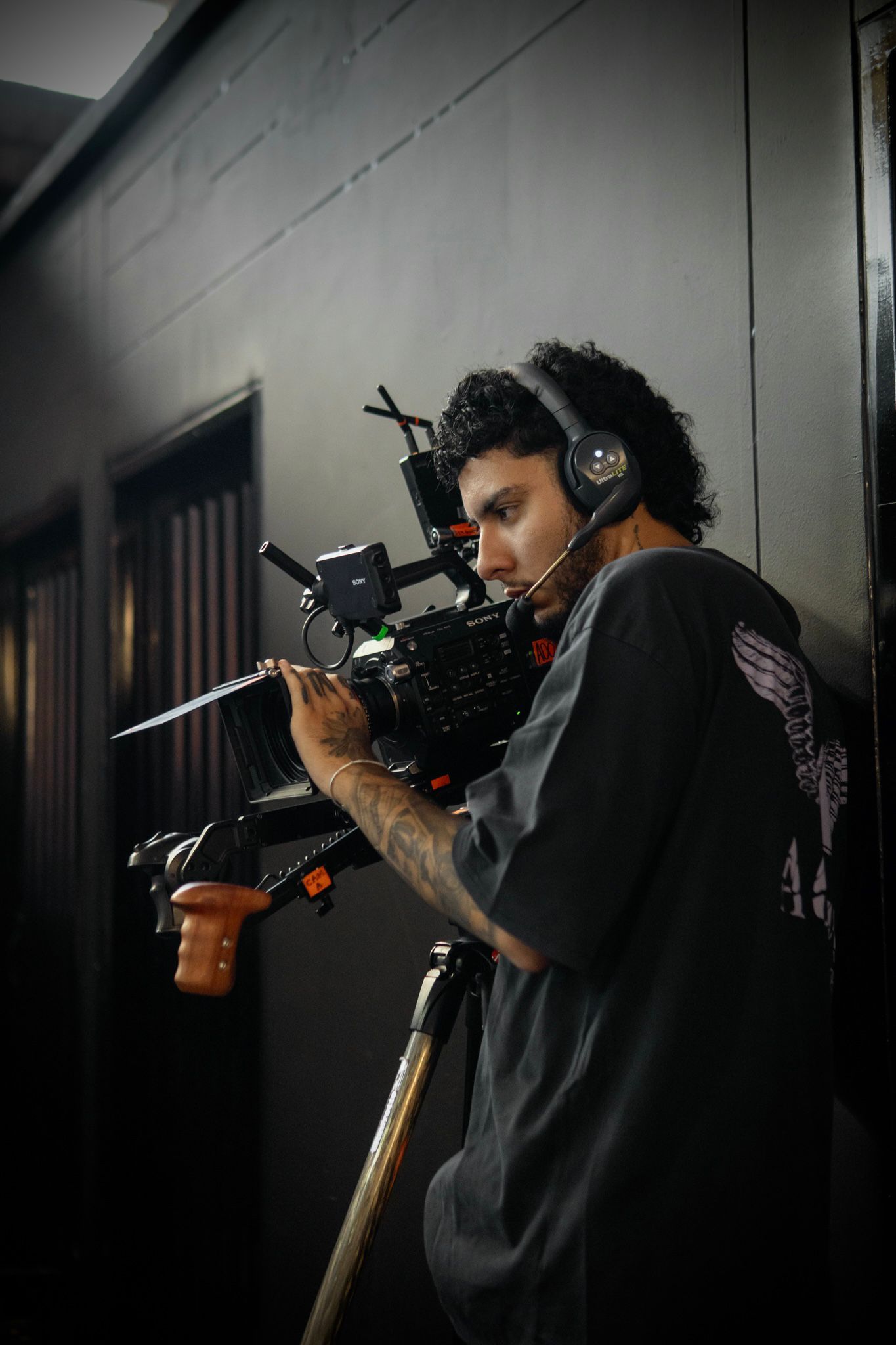 Esteban operando una Sony FX cinema